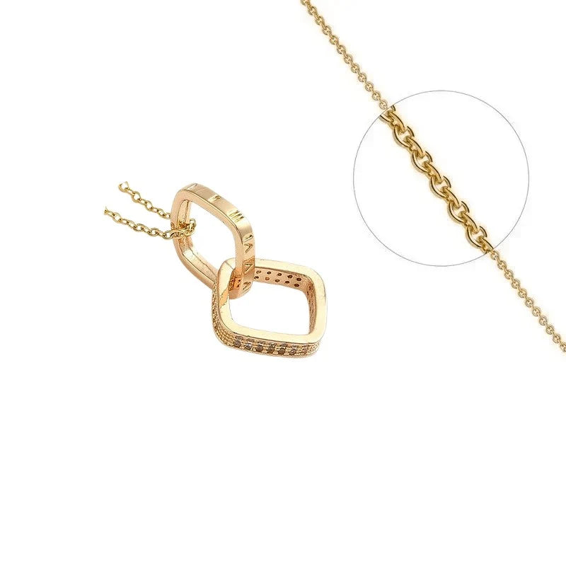 Collier Doré Carrés Imbriqués – Zirconiums Sertis | Design Géométrique Élégant