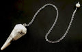 Pendule Divinatoire Conique Howlite 3,5 cm – Radiesthésie & Apaisement