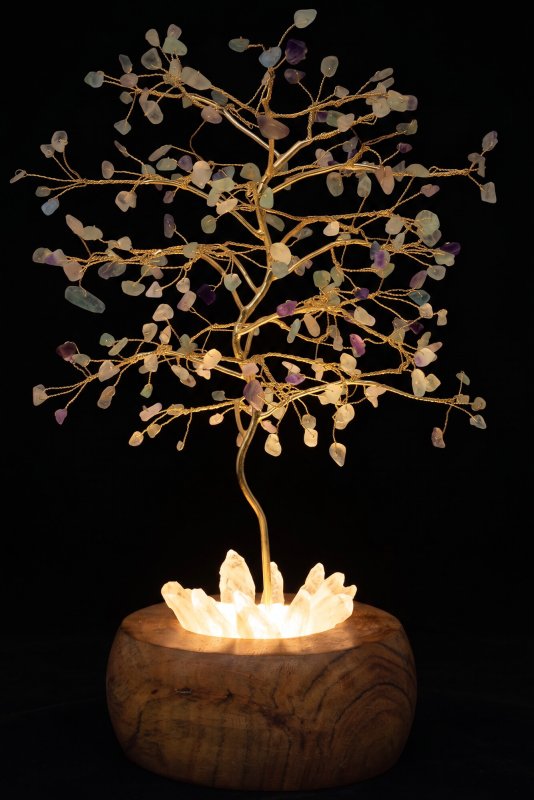 Arbre du Bonheur Lumineux Fluorite 25cm – Base Cristal de Roche Éclairée & Socle Acacia