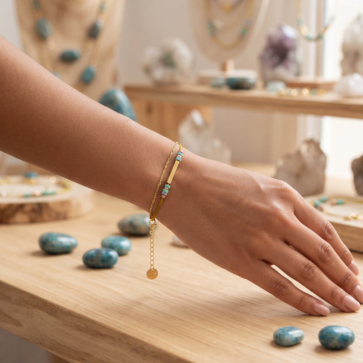 Double Bracelet Cordelette Jaune & Chaînette Dorée – Perles Bleu/Vert & Tube Doré