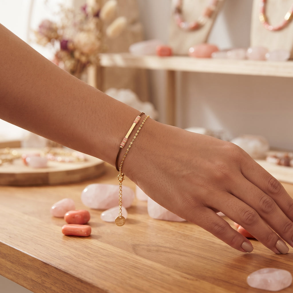 Double Bracelet Cordelette Marron & Chaînette Dorée – Perle Rose & Tube Doré