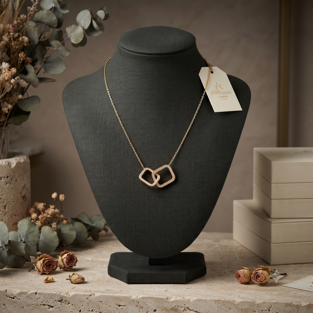 Collier Doré Carrés Imbriqués – Zirconiums Sertis | Design Géométrique Élégant
