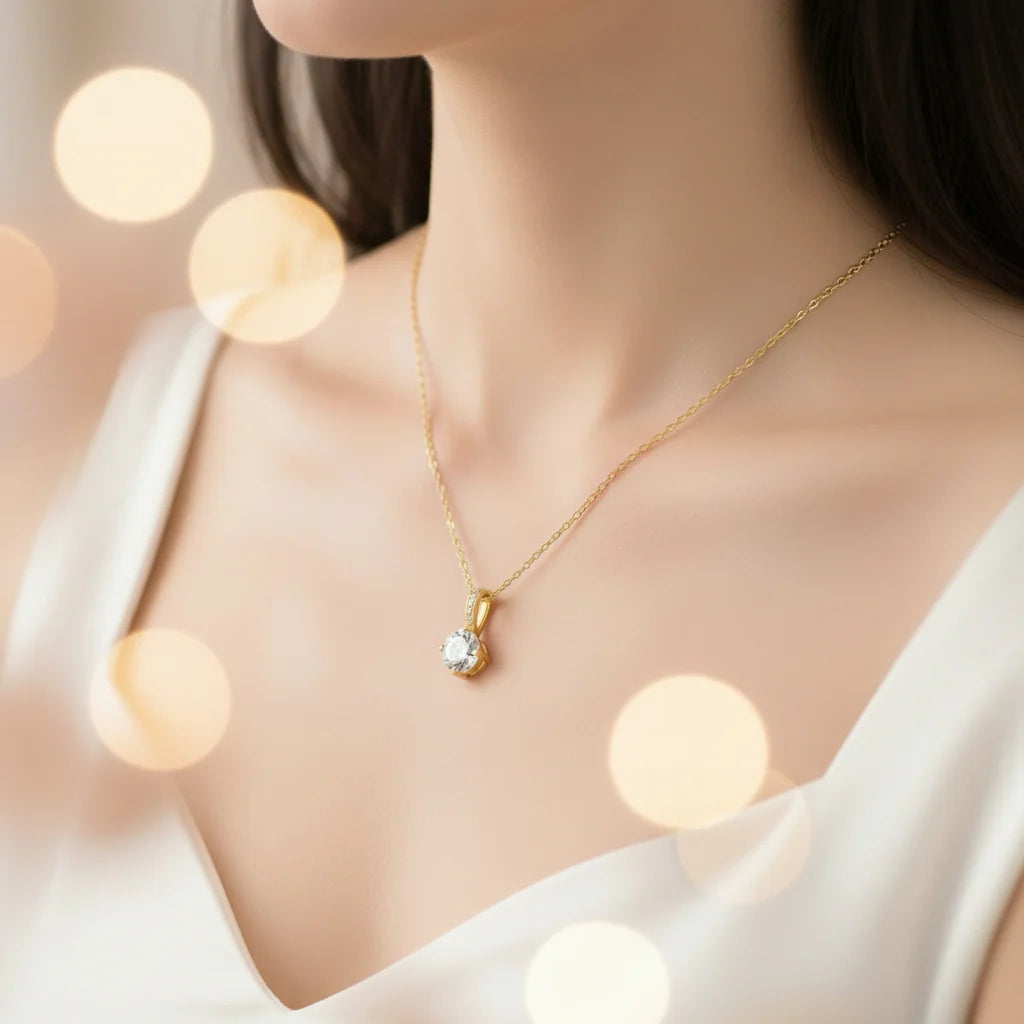 Collier Pendentif Oxyde Blanc & Zirconiums sur Bélière Dorée – Plaqué Or 1 Micron