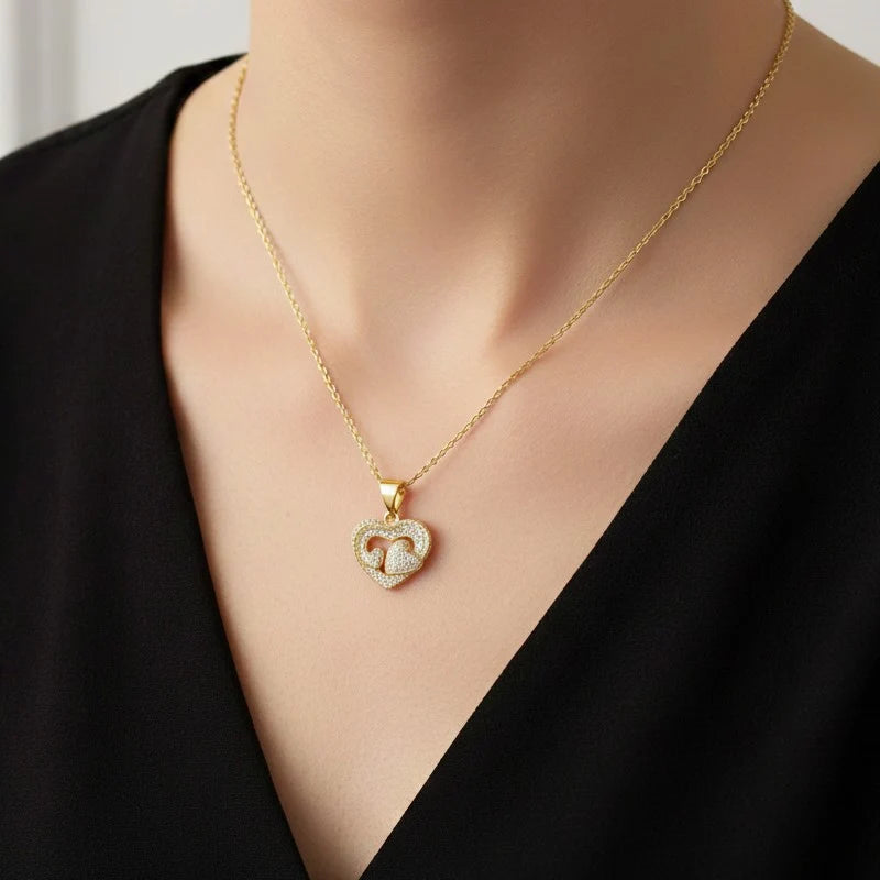 Collier Pendentif Trois Cœurs Serti de Zirconiums Étincelants Doré – Plaqué Or 1 Micron
