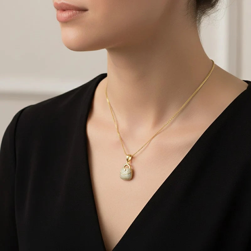 Collier Pendentif Sac à Main Serti de Zirconiums Étincelants Doré – Plaqué Or 1 Micron