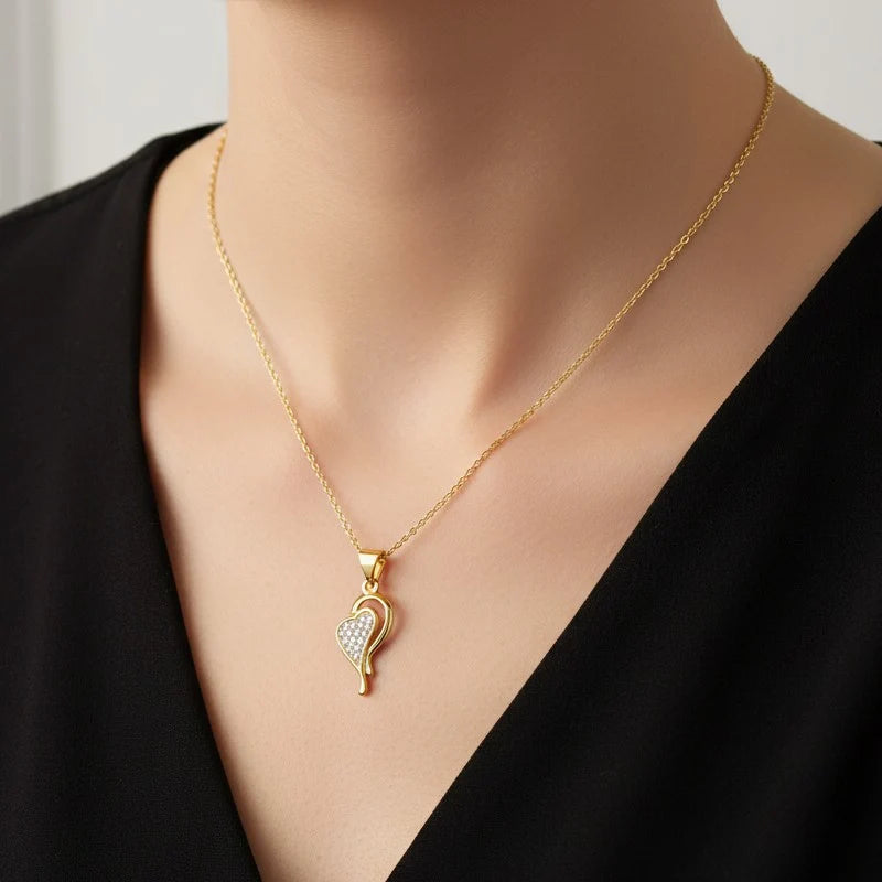 Collier Pendentif Grand Cœur Serti de Zirconiums Scintillants Doré – Plaqué Or 1 Micron