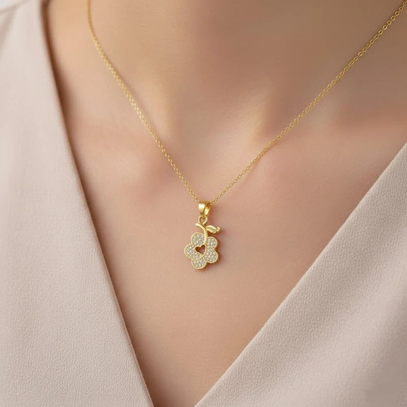 Collier Pendentif Fleur & Cœur Serti de Zirconiums Scintillants Doré – Plaqué Or 1 Micron