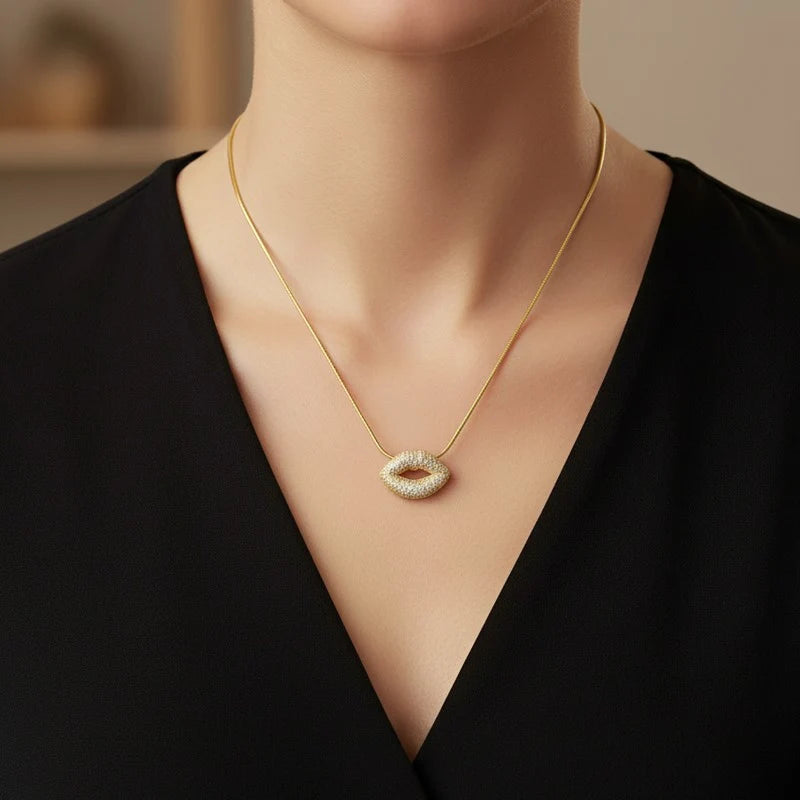 Collier Pendentif Bouche Serti de Zirconiums Étincelants Doré – Plaqué Or 1 Micron | Bijou Femme