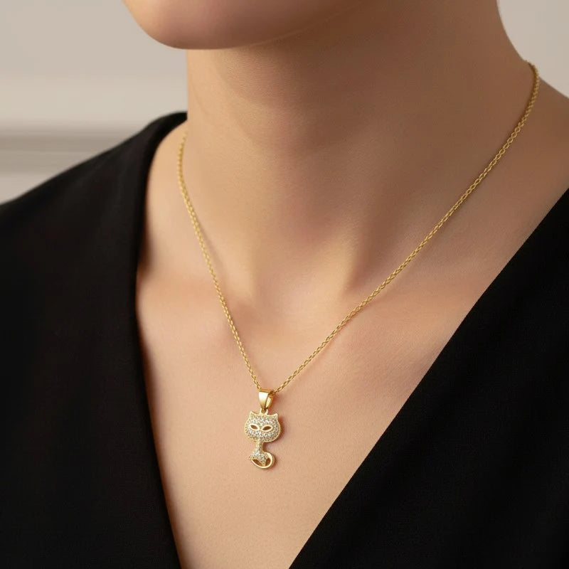 Collier Pendentif Chat Serti de Zirconiums Scintillants Doré – Plaqué Or 1 Micron | Bijou Femme