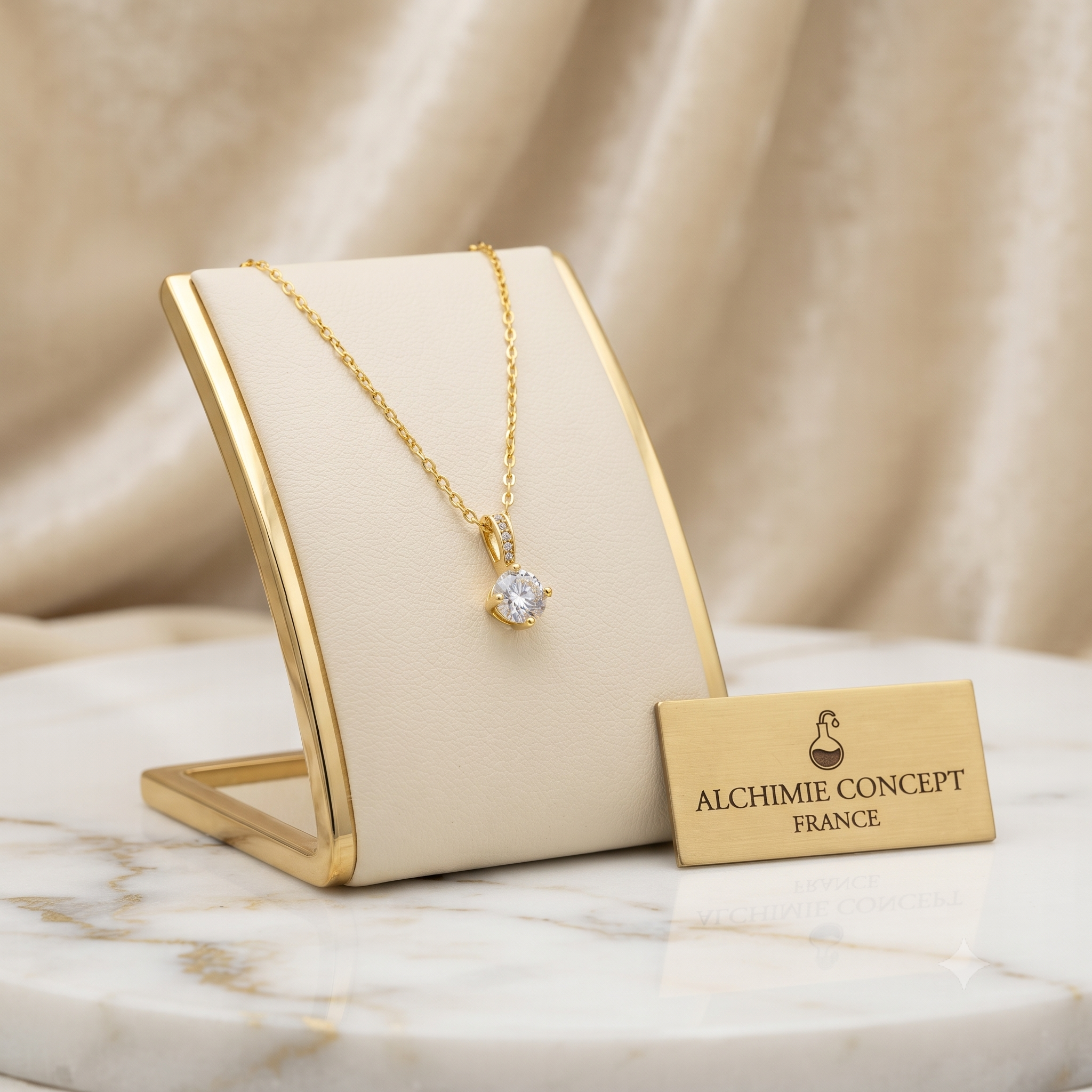 Collier Pendentif Oxyde Blanc & Zirconiums sur Bélière Dorée – Plaqué Or 1 Micron