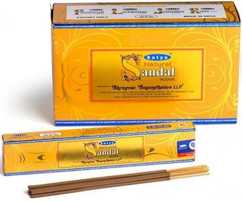 Encens Satya Natural Sandal – Boîte de 12 paquets de 15g.