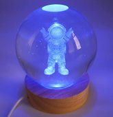 Veilleuse USB Verre Astronaute Multicolore 9cm – Lumière Changeante Gravure Intérieure