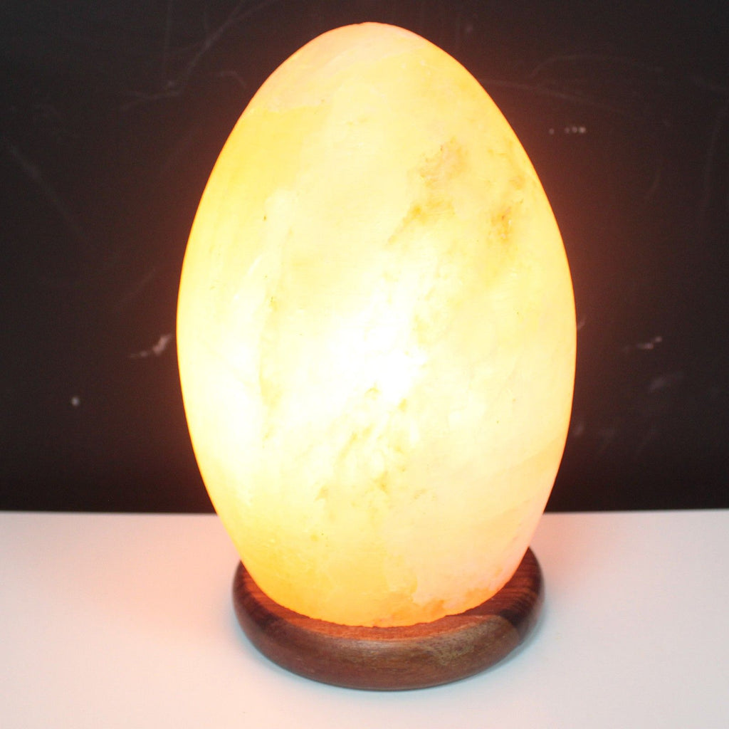 * Lampe en sel de l’Himalaya en forme d’œuf avec socle en bois
