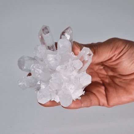 Amas de quartz clair fabriqué par l’homme – environ 250 à 300 g, 8 cm