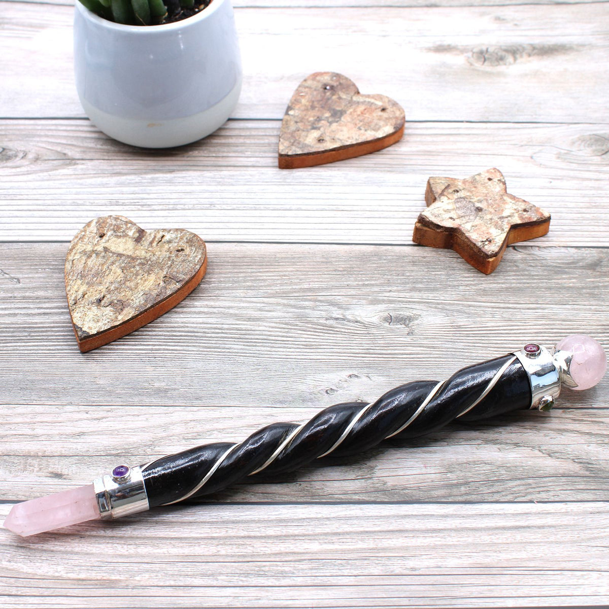 Baguette torsadée argentée avec sphère en quartz rose