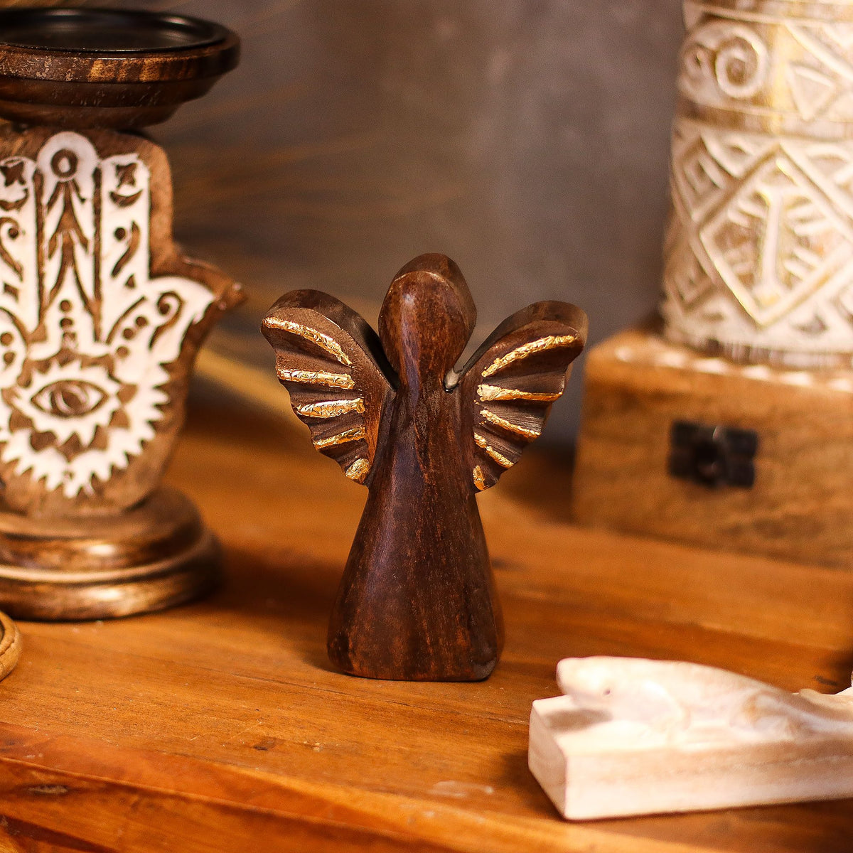 * Petit ange en bois de manguier – Décor doré