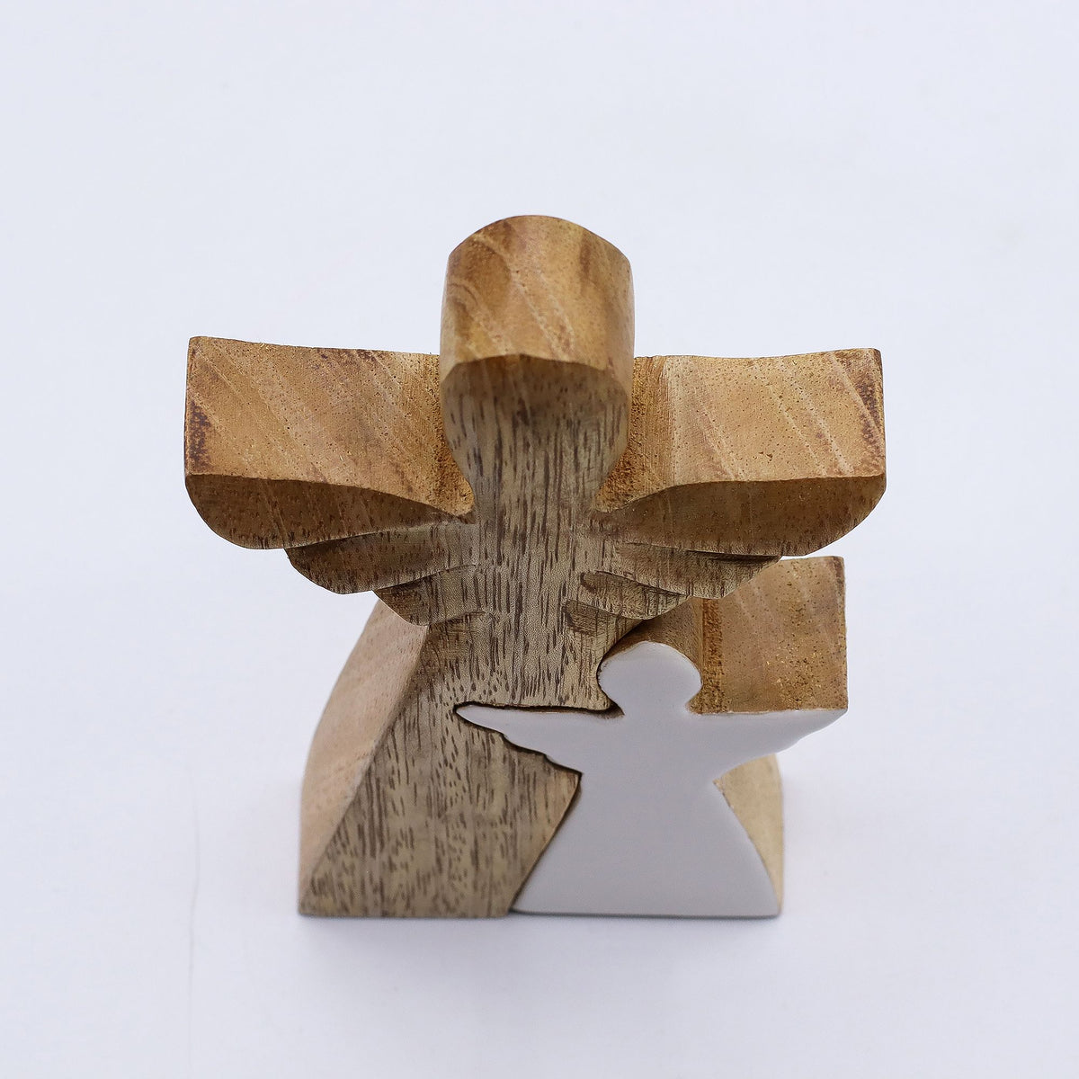 * Ange abritant un petit ange en bois de manguier – Émail blanc