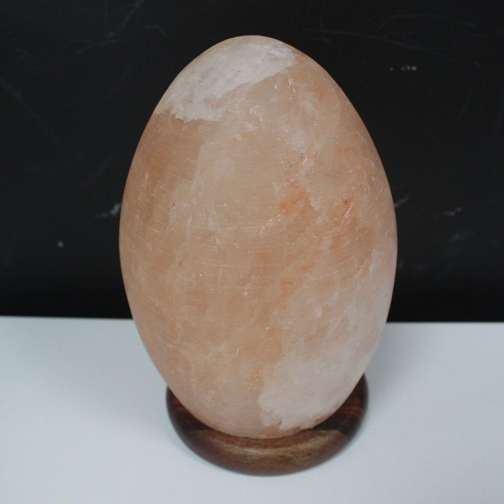 * Lampe en sel de l’Himalaya en forme d’œuf avec socle en bois