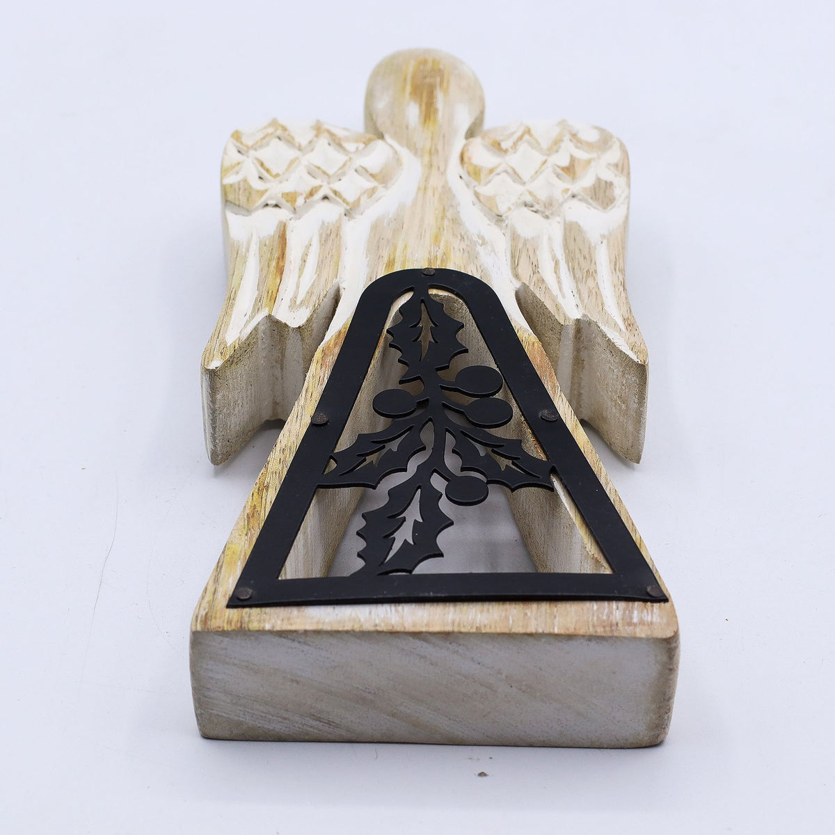 * Ange en bois de manguier – Finition blanchie et décor de houx ajouré en fer