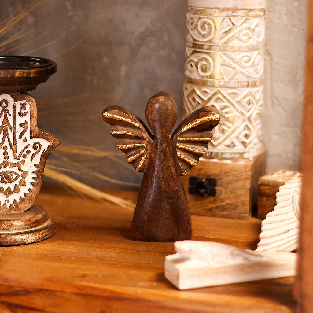 * Ange en bois de manguier, taille moyenne – Décor doré