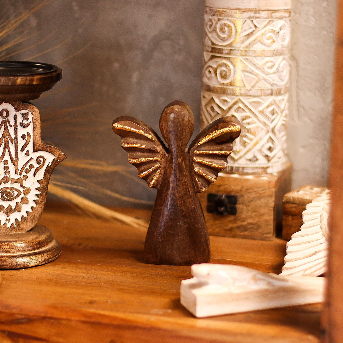 * Ange en bois de manguier, taille moyenne – Décor doré
