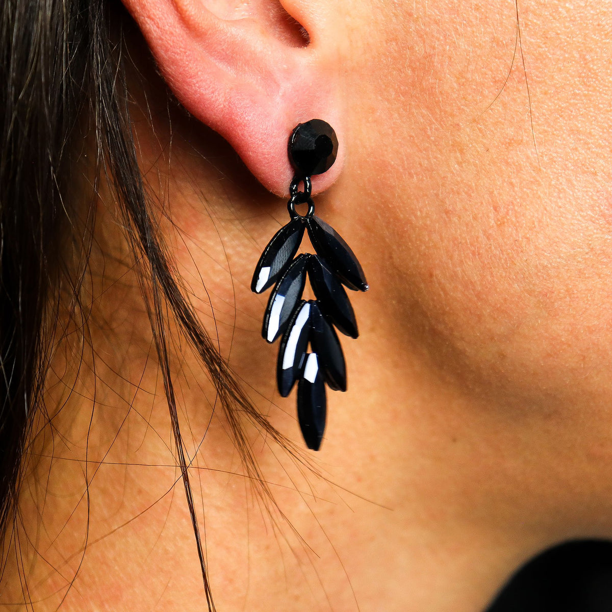 * Boucles d’oreilles longues pendantes en verre vintage – Noir de jais
