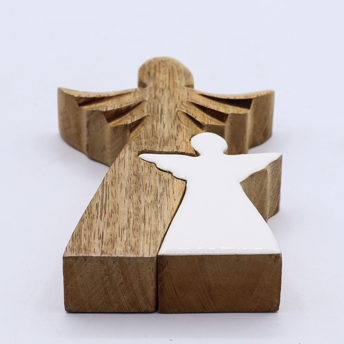 * Ange abritant un petit ange en bois de manguier – Émail blanc
