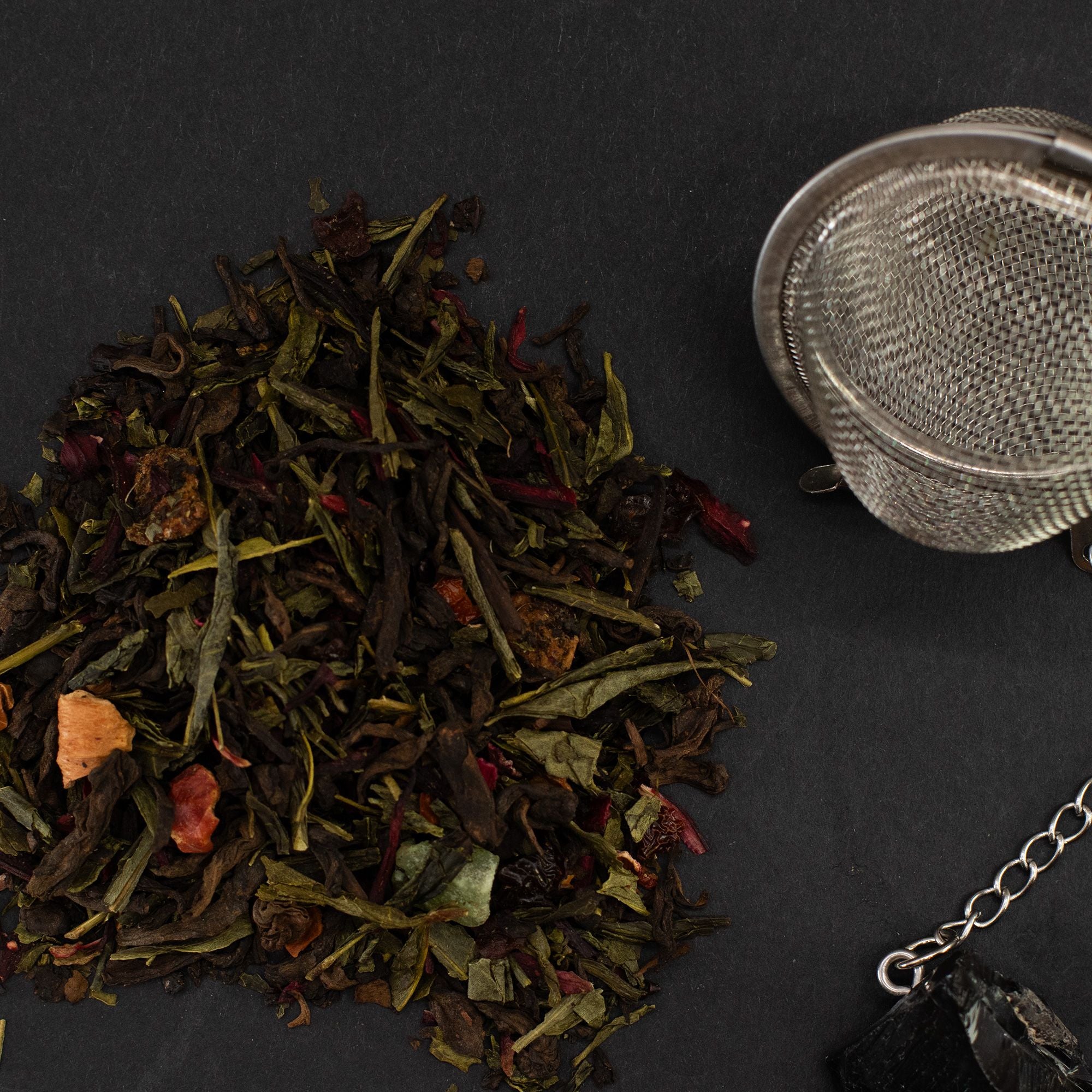 Magie de la Mi-Été 50g – Mélange Pu Erh Sencha Hibiscus Fraise Kiwi | Boîte Métallique