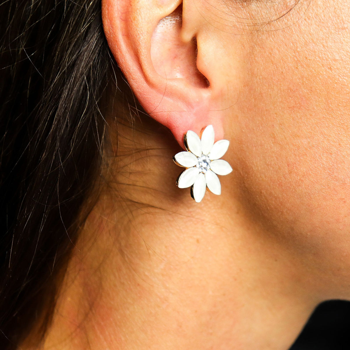 * Boucles d’oreilles fleurs en verre vintage – Teinte perle