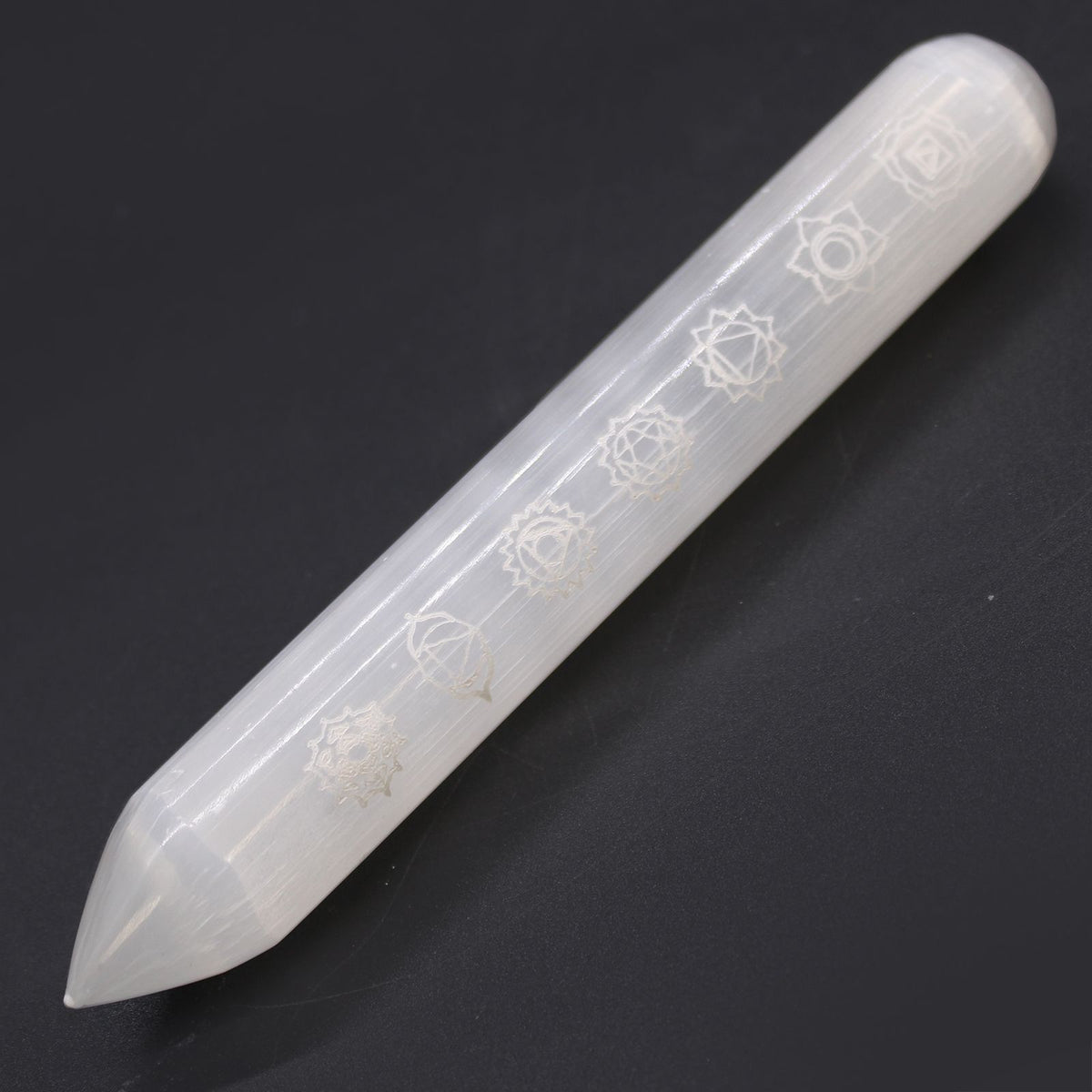 Baguette en sélénite à une extrémité pointue – 7 chakras – 14 à 16 cm