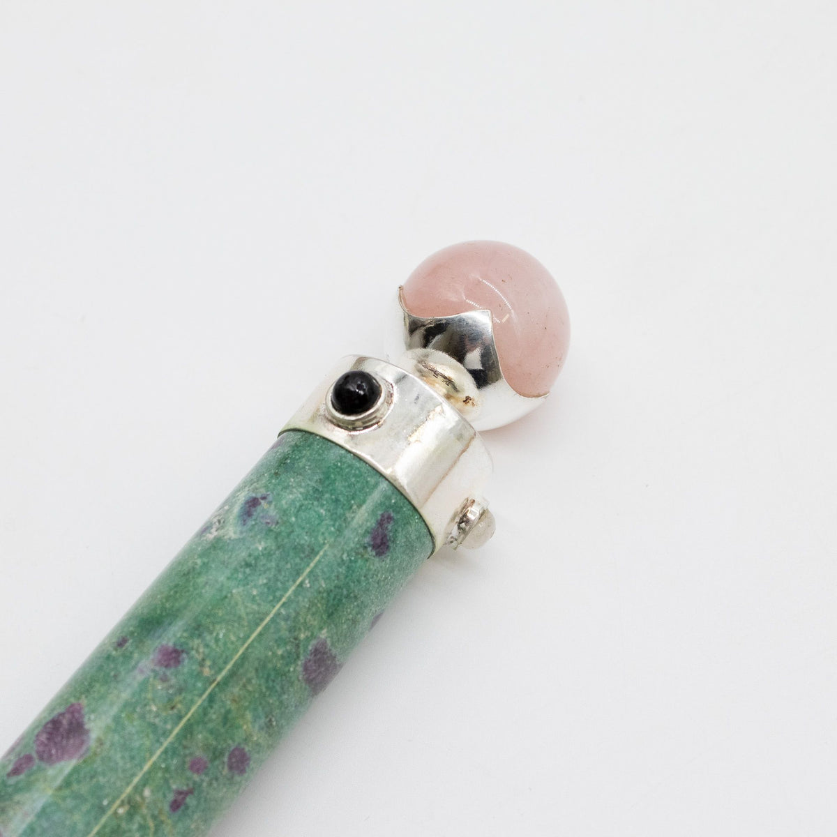 * Baguette Cœur verdoyant en rubis sur fuchsite – Boule en quartz rose, 23 cm