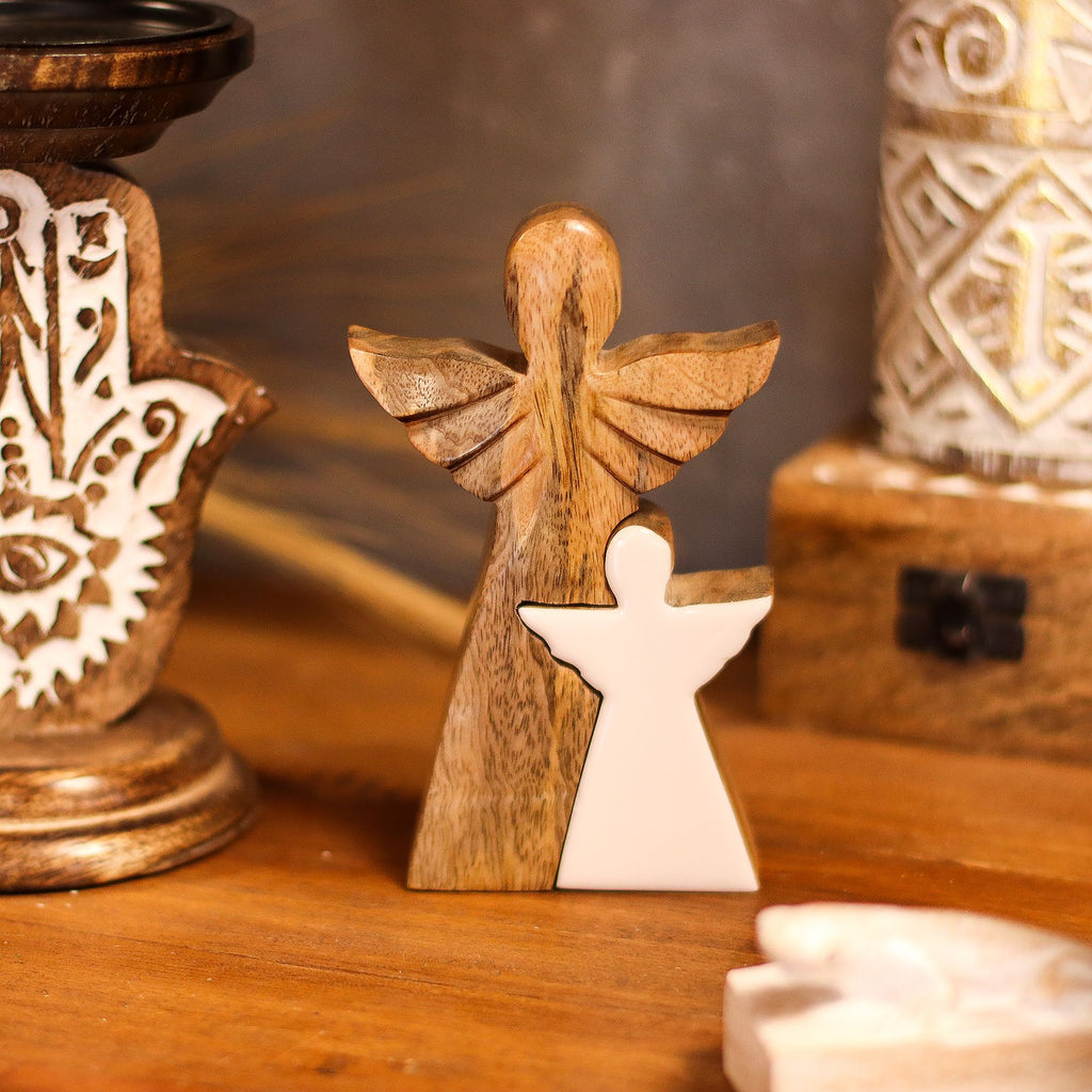 * Ange abritant un petit ange en bois de manguier – Émail blanc