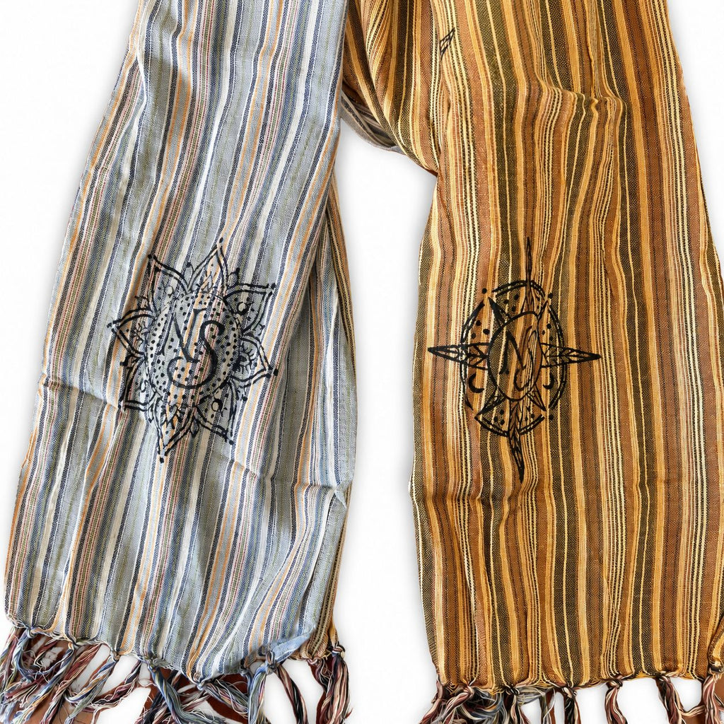 * Nomad Sari – Écharpe de bénédiction de voyage – 170 × 50 cm – Drapeaux de prière