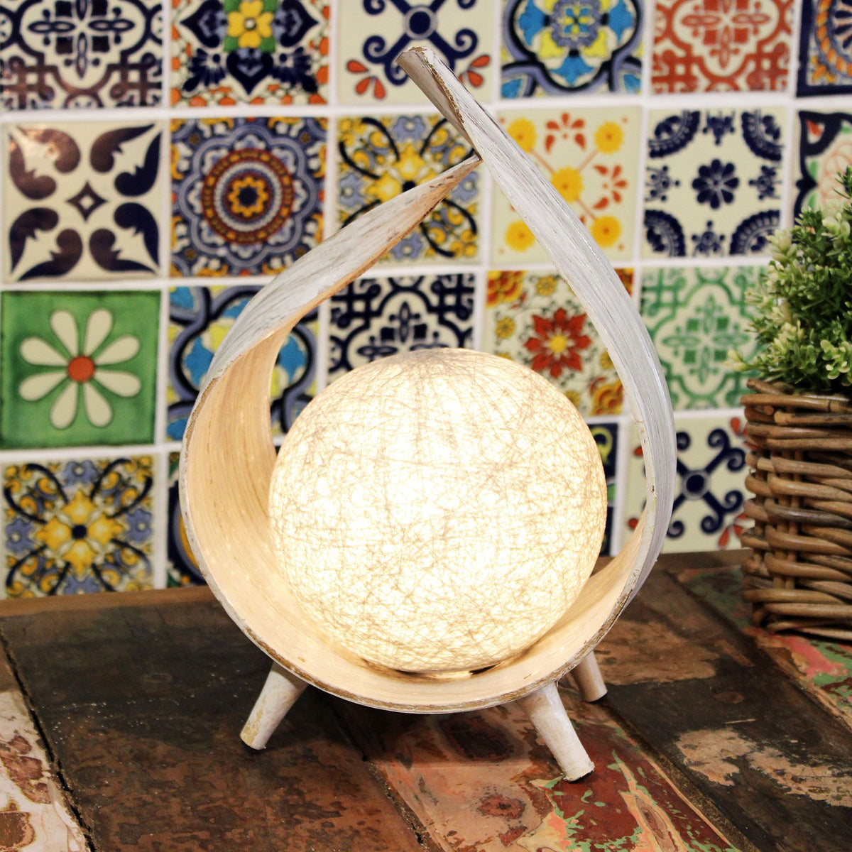 * Lampe naturelle en feuille de cocotier, forme enveloppante blanc patiné
