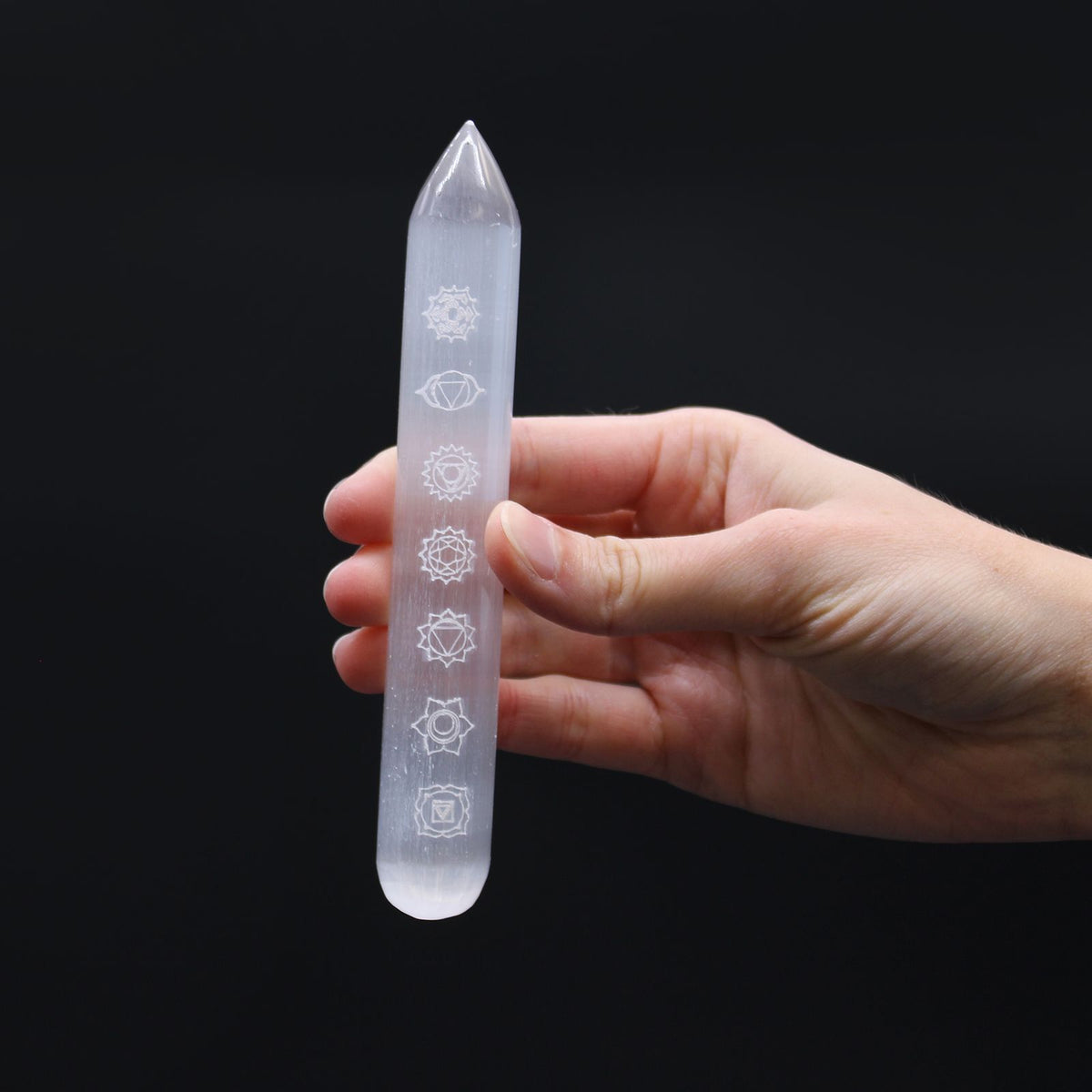 Baguette en sélénite à une extrémité pointue – 7 chakras – 14 à 16 cm