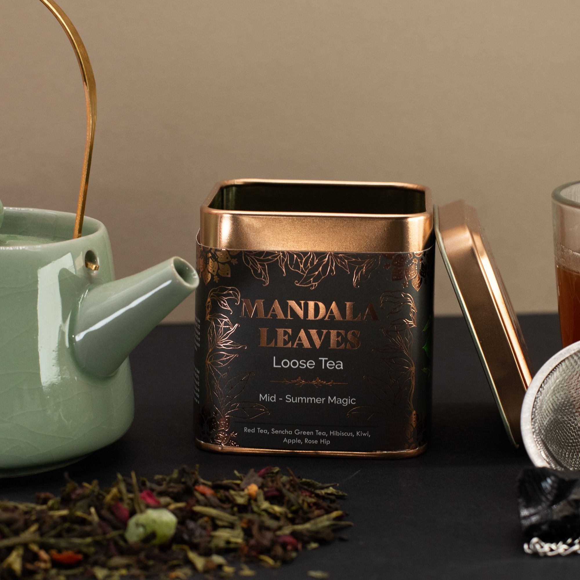 Magie de la Mi-Été 50g – Mélange Pu Erh Sencha Hibiscus Fraise Kiwi | Boîte Métallique