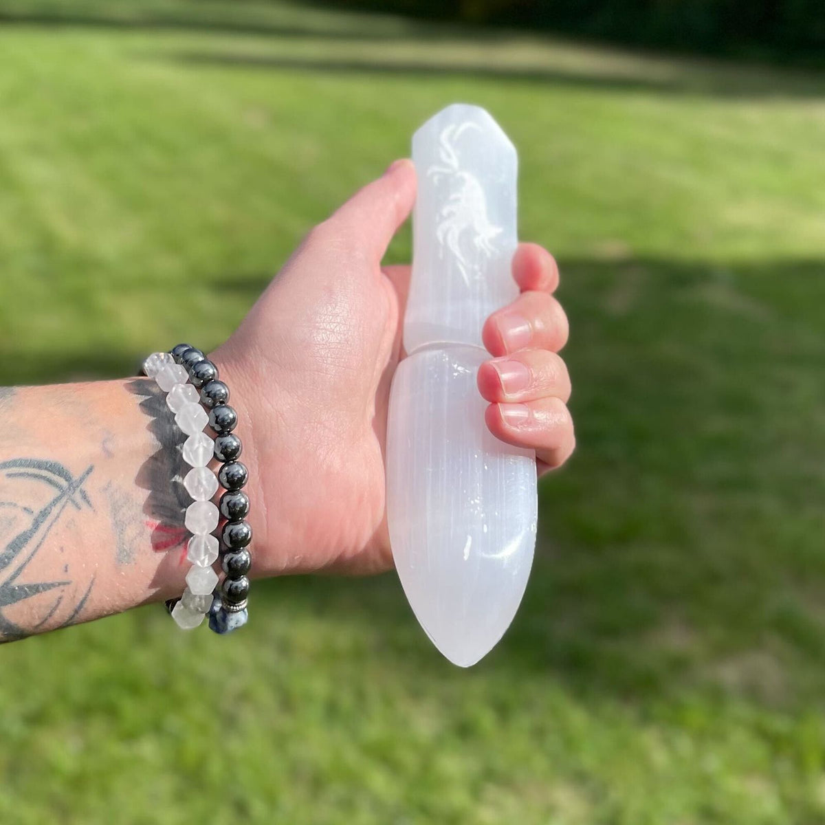 Couteau rituel en sélénite « Lâcher prise sur le passé »
