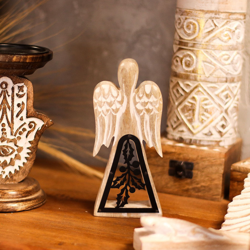 * Ange en bois de manguier – Finition blanchie et décor de houx ajouré en fer