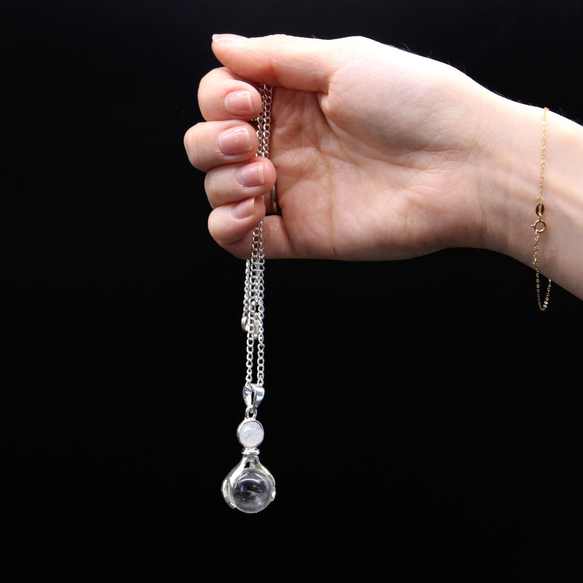 Pendentif en améthyste, motif « Mains guérisseuses »