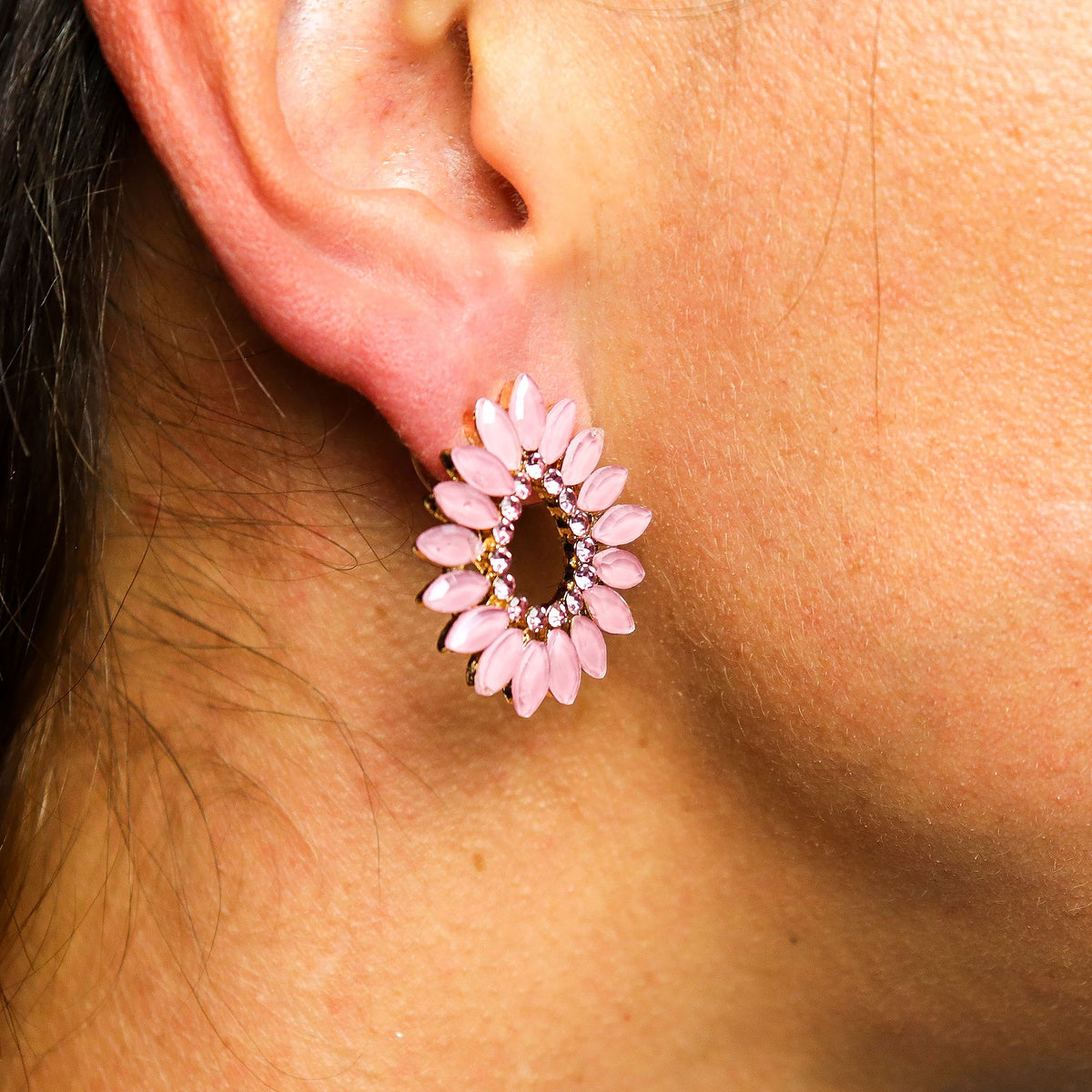 * Boucles d’oreilles créoles en verre vintage rose pâle