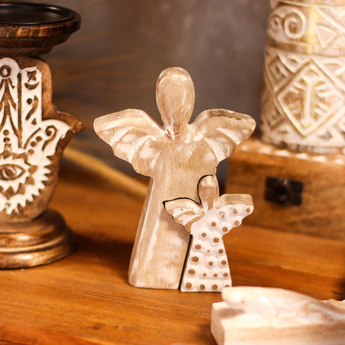 * Ange abritant un petit ange en bois de manguier – Finition blanchie