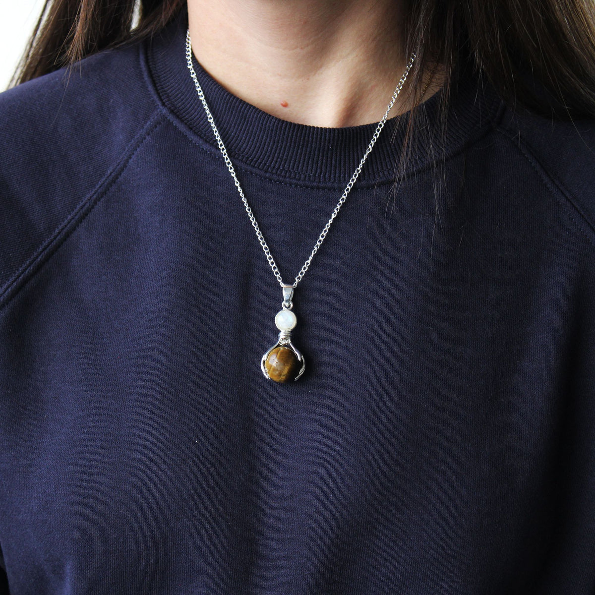 Pendentif en améthyste, motif « Mains guérisseuses »