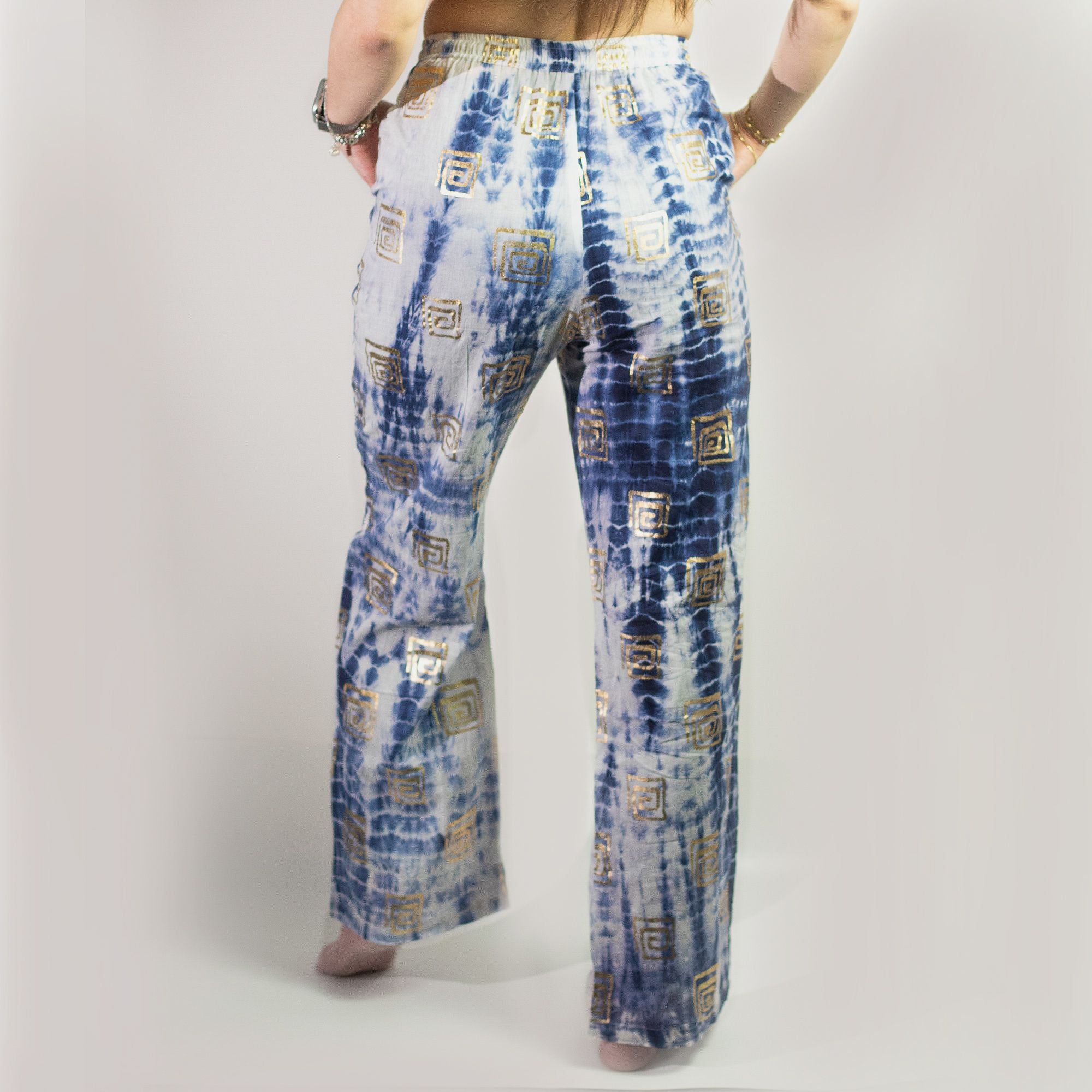 Pantalon Lounge Femme Motifs Grecs Or & Bleu Peint à la Main – Collection Nomad Sari Méditerranée (L/XL)