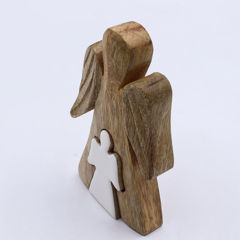 * Ange enlaçant un petit ange en bois de manguier – Émail blanc