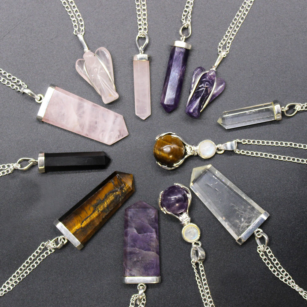 Pendentif en améthyste, motif « Mains guérisseuses »