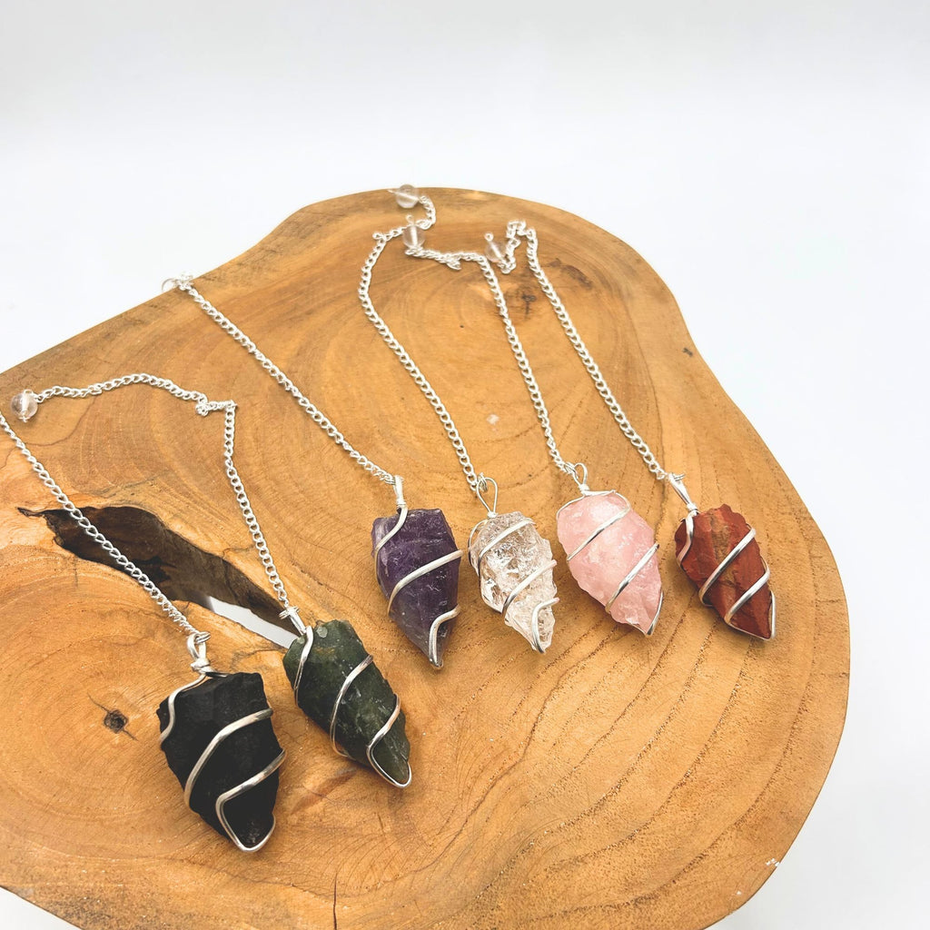 Pendule en quartz rose brut avec spirale argentée