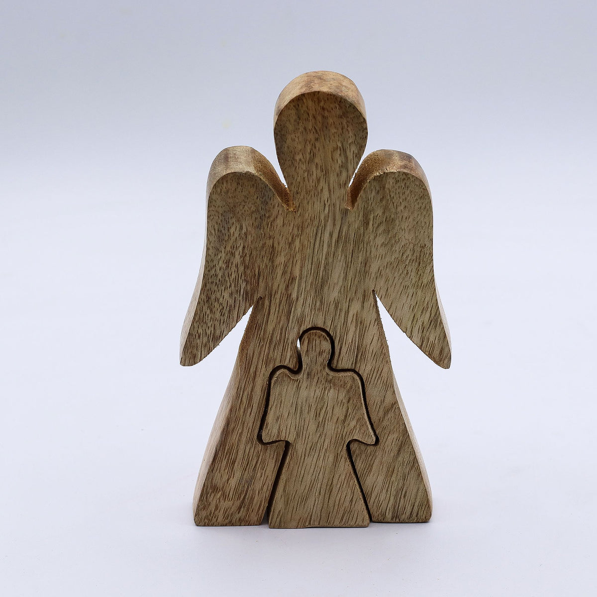 * Ange enlaçant un petit ange en bois de manguier – Émail blanc