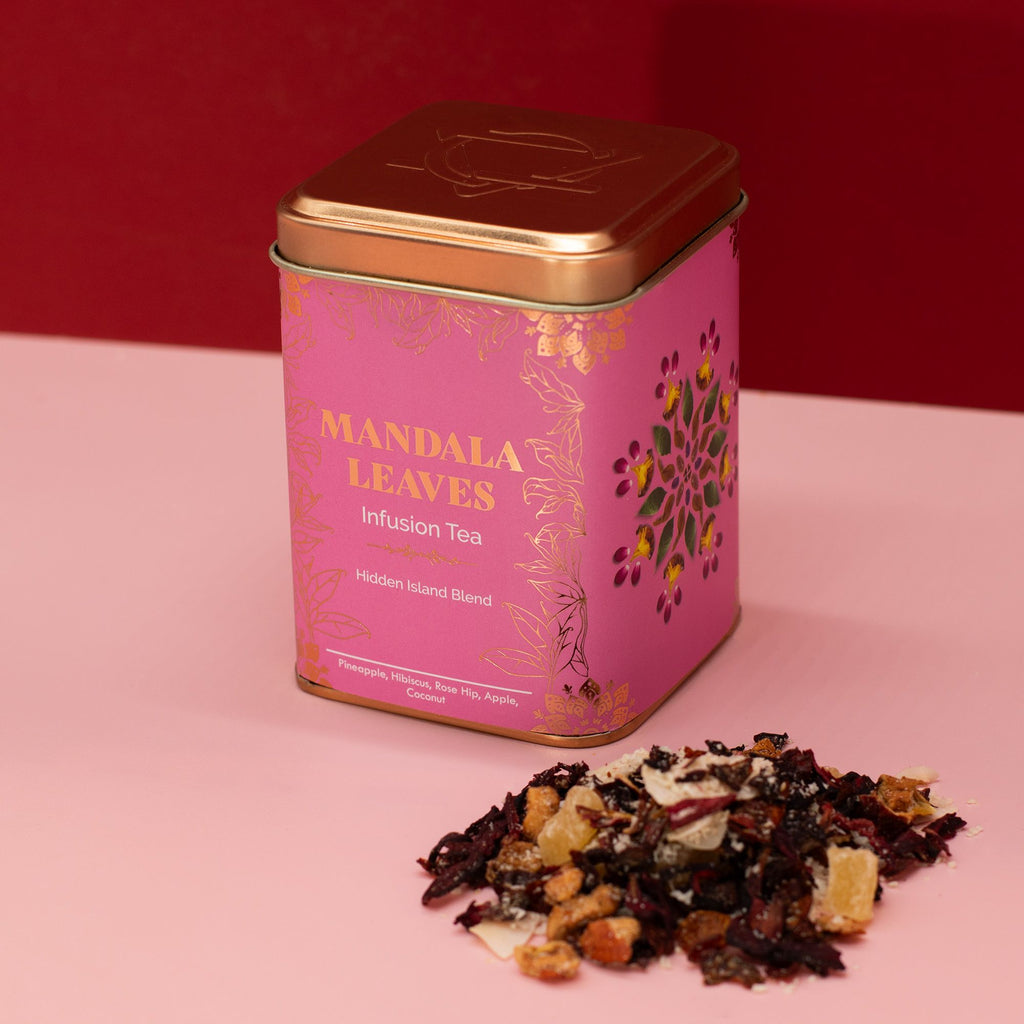 Thé Îles Cachées 50g – Infusion Ananas Noix de Coco Hibiscus | Boîte Métallique Tropicale