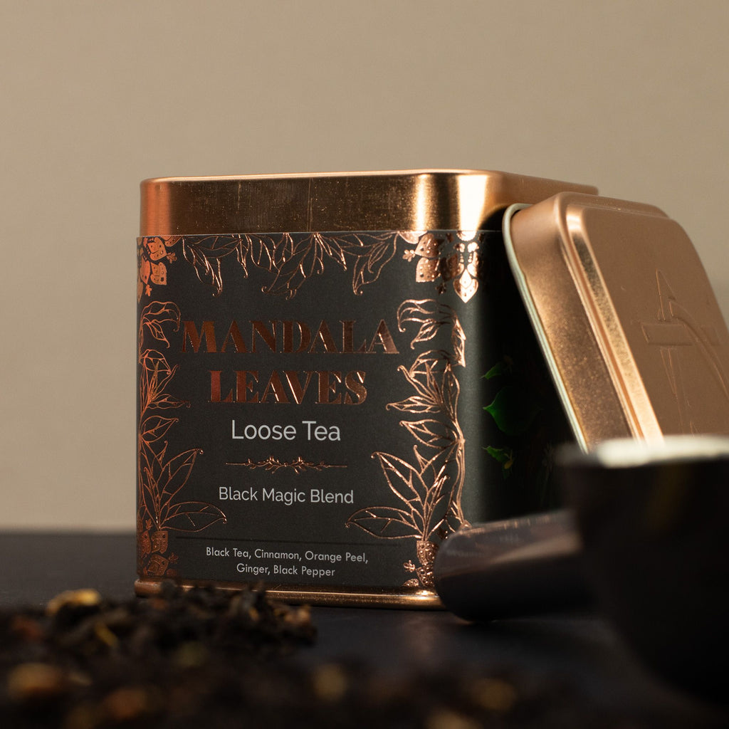 Thé Noir Black Magic Blend 50g – Mélange Épicé Artisanal | Boîte Métallique