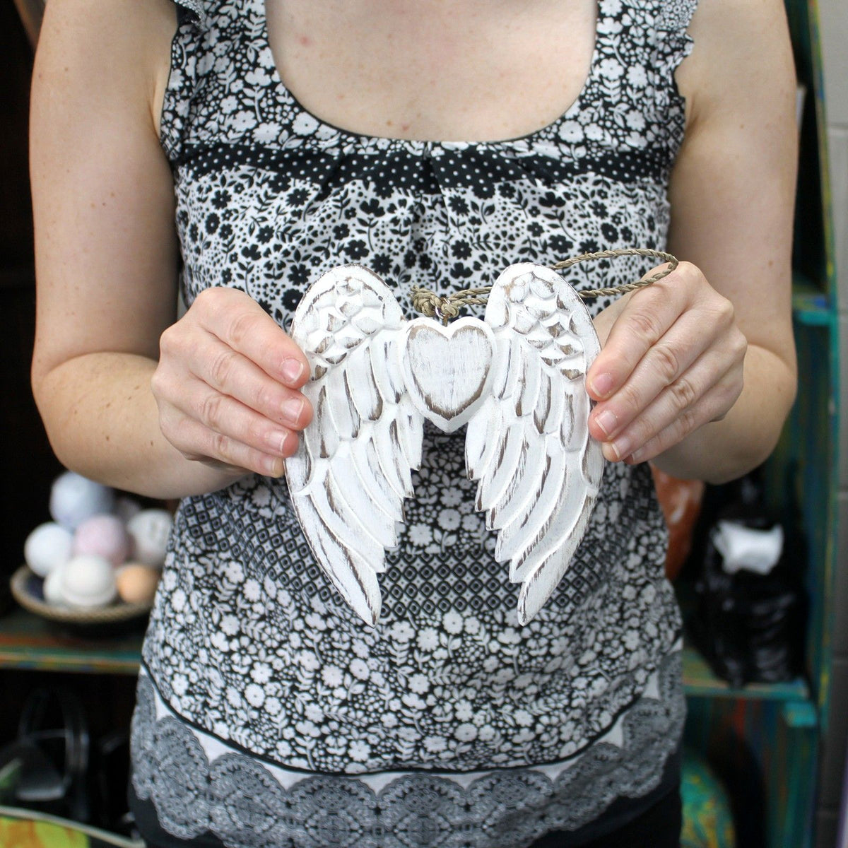 Petites doubles ailes d’ange et cœur sculptés à la main – 15 cm